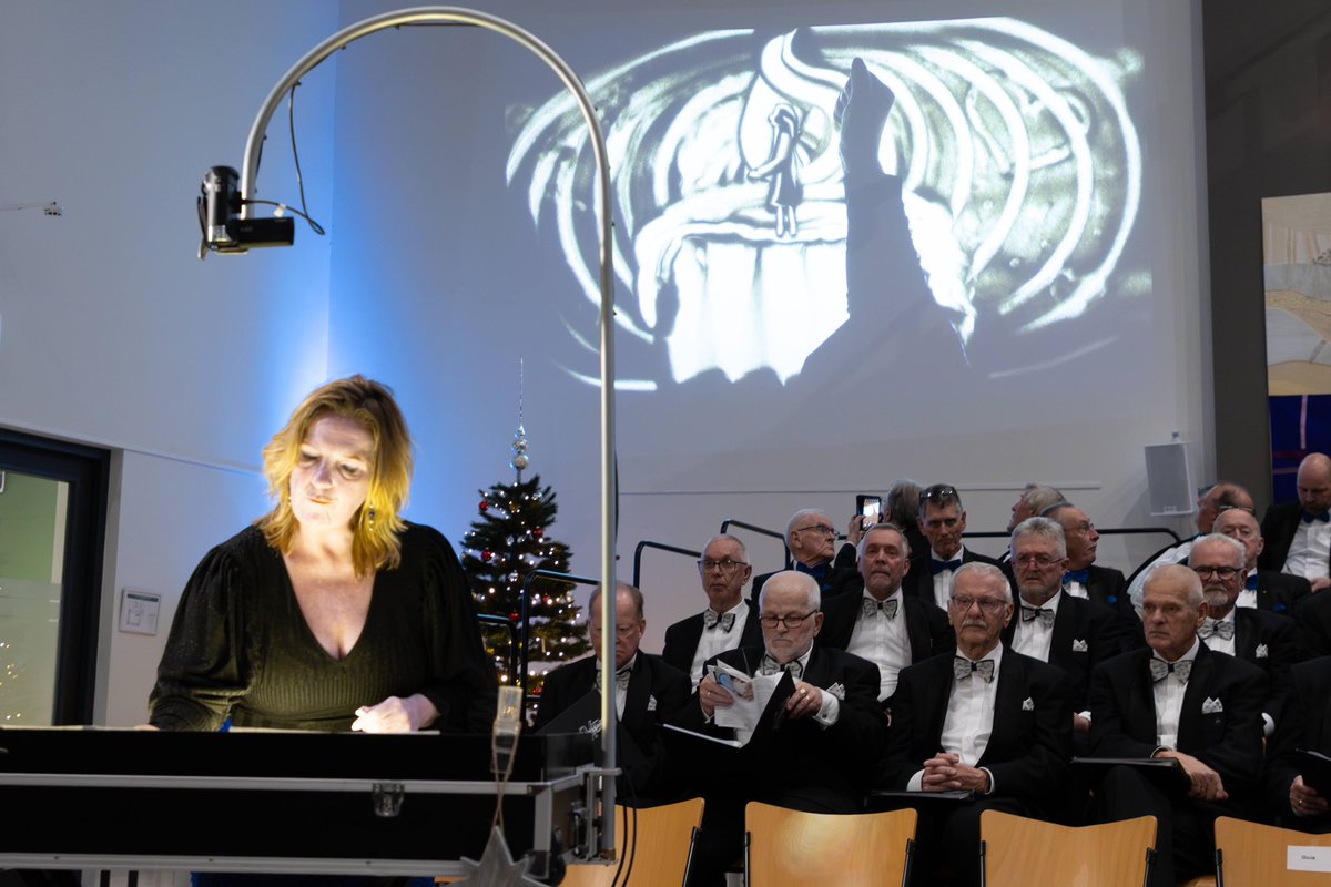 De tournee ‘Kerst met de Zandtekenaar’ is begonnen met een prachtig concert met Koor gisteren. Nog meerdere te gaan. #zinan 

#zandtekenaar #zandkunst #zandtovenaar #zandverhaal