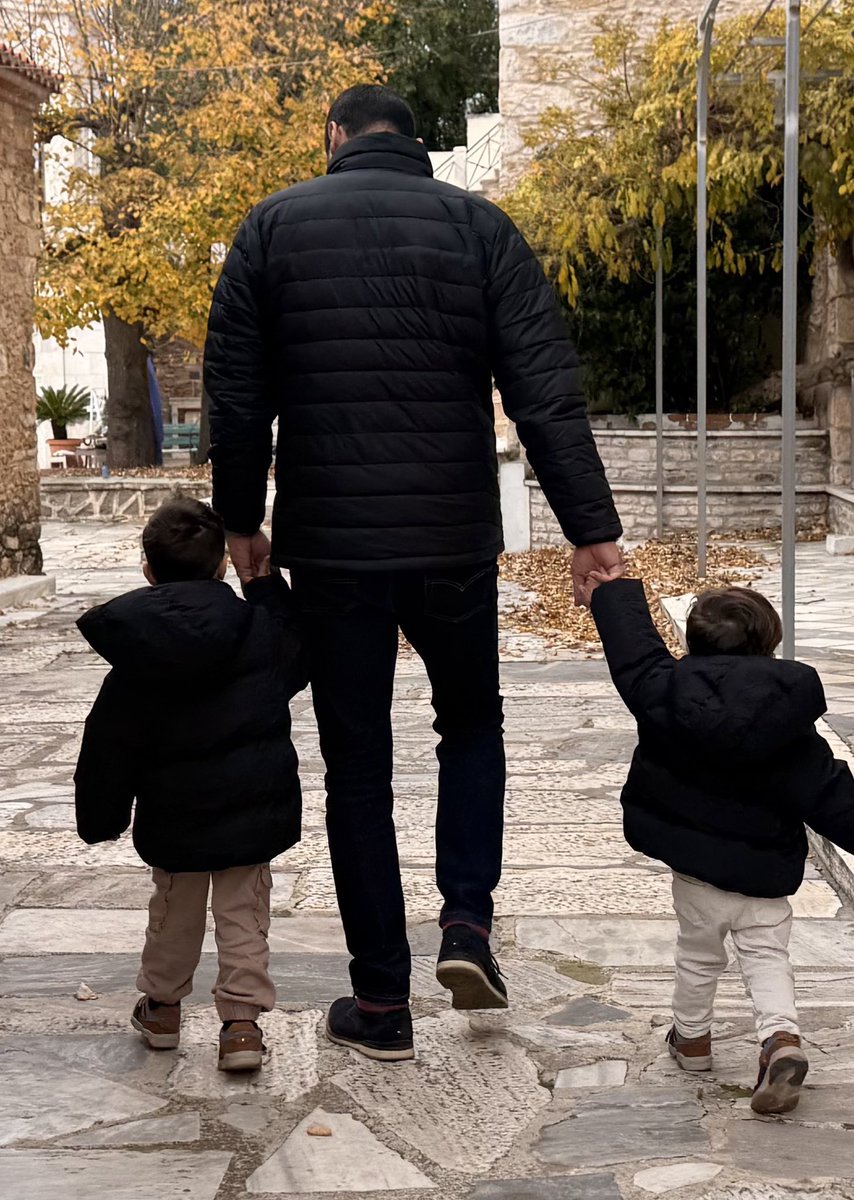 Παιδιά, από εδώ οι δυο εκ των τριων..