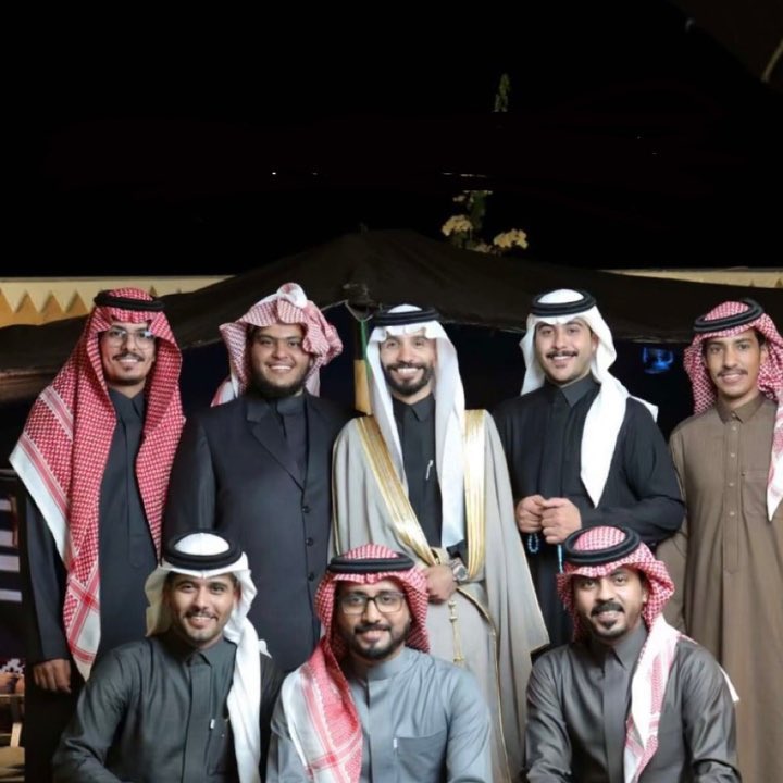 والله العظيم، لم أكن أتصور أبدًا أن نهاية يومي ستمر ثقيلة ومُبهمة هكذا. كان روتين مشاهدة سنابات أبو حصة وقروبه هو الختام الأجمل والمُتنفَّس الحقيقي بعد تعب وجهد اليوم. لم يكن الأمر مجرد محتوى عابر نشاهده للتسلية، بل كان جرعة إجبارية من الفرح والأنس التي اعتدنا عليها كالهواء الذي