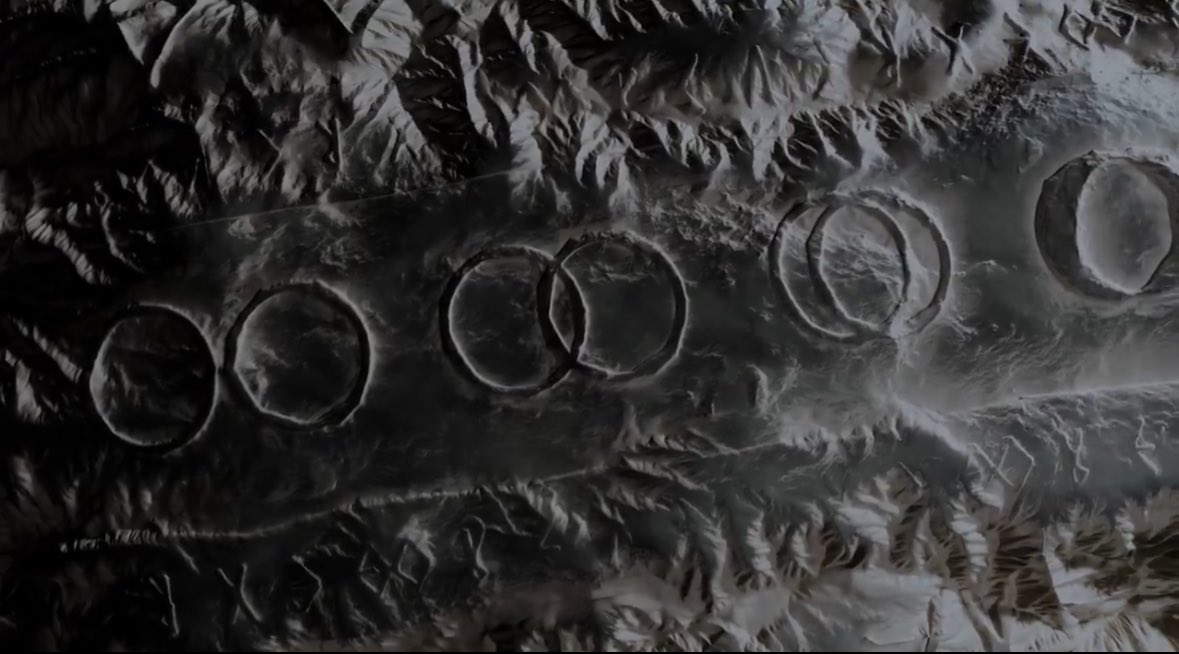 엑소 티저 달 표면의 크레이터 같지않음?
처음에는 상형문자 새겨진 돌판같다고 생각했는데 색감이나 울퉁불퉁한게 완전 달 표면이야 …
헤더도 동굴 지나가는 느낌이고 뭔가 문명 시작 얘기하는거 같아서 설렘 …