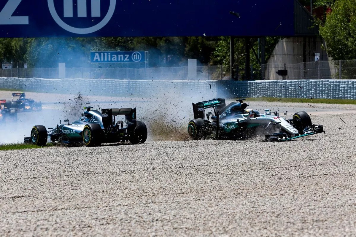 Nachez98's tweet image. 😬 Nico Rosberg ha revelado que Hamilton y él tuvieron que pagar a medias los costes del accidente del GP de España

💵 La factura ascendió hasta los 360.000 euros CADA UNO

✍🏼 El contrato incluía una cláusula que establecía que, en caso de accidente entre ellos, ambos tendrían…
