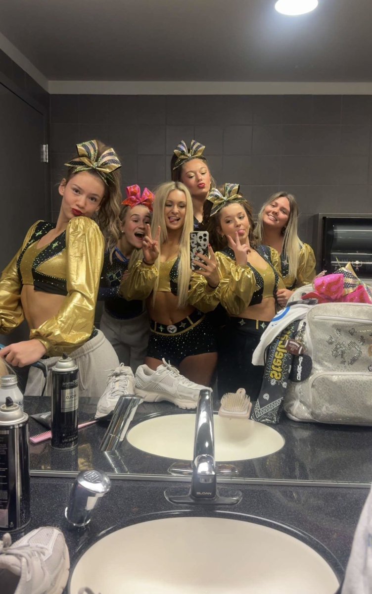 such a fun day with my girlssssss 💁🏼‍♀️💁🏼‍♀️💁🏼‍♀️💁🏼‍♀️ love me some steelcat cheerrleadersssss
