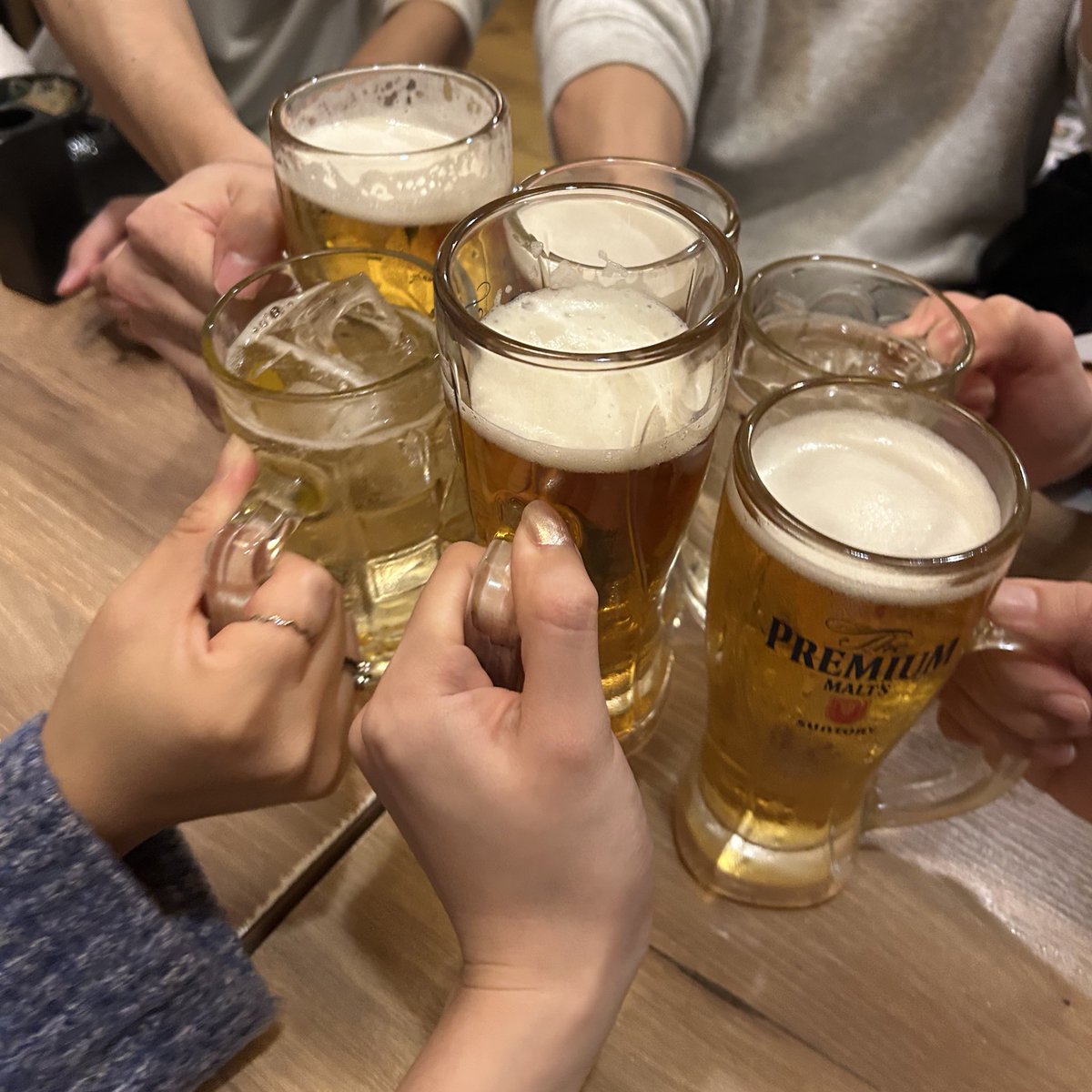 現場に行かないもんだから久々に会えたオタクたちに良いお年を〜って言えて嬉しかったです🍻
変わらず仲良くしてくれてありがとうね☺️