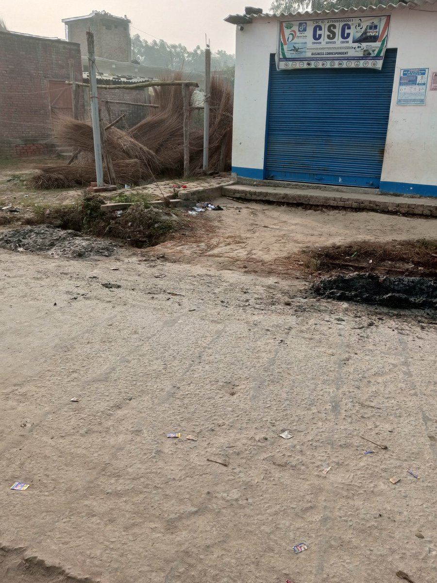Raj40281076's tweet photo. @PMOIndia @CMOfficeUP @dmazamgarh @myogioffice @CSCegov_ Gram Singarpur Phoolpur District Azamgarh I Request plz help DM azamgarh sir saphai work not clining problem plz help me I request CM Sir 🙏🙏🙏🙏 9718778751 @MoHFW_INDIA https://t.co/MkGivv7SKq