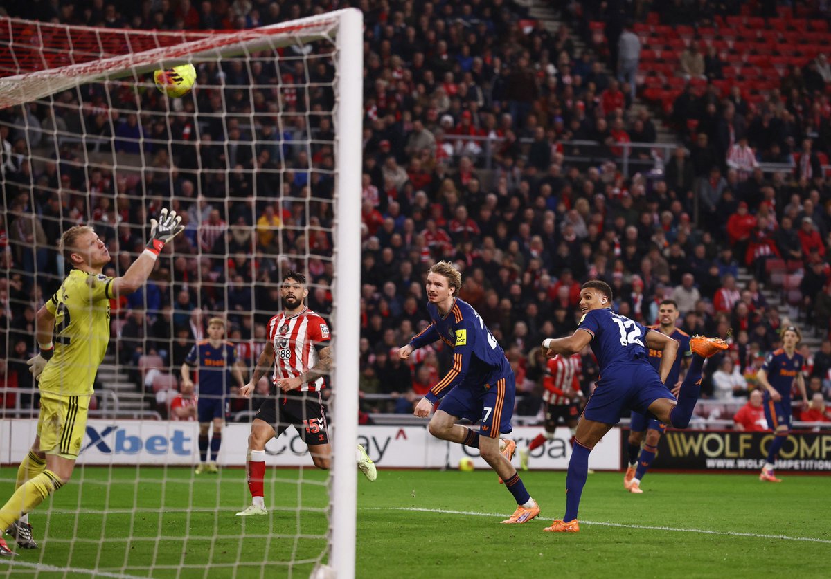premierleague's tweet photo. Advantage, @SunderlandAFC! ๐ด โช๏ธ
Nick Woltemade with the own goal... https://t.co/KTRVBAHXyU