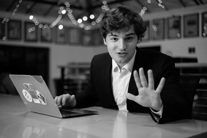ElenaShuCA's tweet photo. Theo Baker, while still a freshman at Stanford University, wrote a series of articles for the campus newspaper that ultimately led to the resignation of the university president. Now, he is about to publish a new book titled "How to Rule the World," which explores Stanford's role in cultivating billionaires and powerful figures.

The San Francisco Chronicle reports that Baker's new book will be published on May 19th of next year, a month before he is scheduled to receive his college diploma (if he graduates on time).
