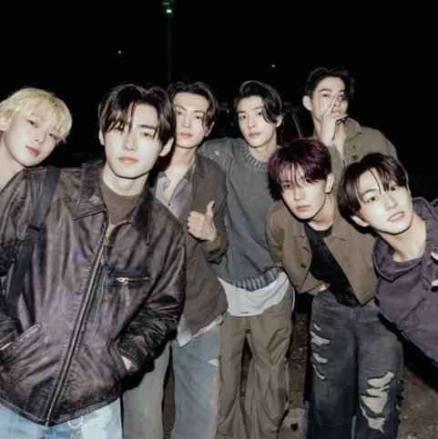 ENHYPEN and EXO will both comeback January, only a few days apart from each other (January 16 and 19).