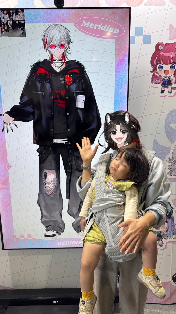 adria0322's tweet photo. FFK18 day2
今天人潮稍微少一點點,
終於可以背著女兒一起進場看朔哥哥了!❤️🐍🍎
集結朋友力量和好心路人🍀
讓我再次能夠跟主播1v1 & 拍照
這次跟主播報告女兒已經會跟著golden hour 唱Shine~~🎤
女兒在朔見面睡著、在朧見面醒來
還抬頭看了一眼Oboro好可愛🥰
#朔好FFK18見 #FFKOBORO https://t.co/o1gf5VE0Av