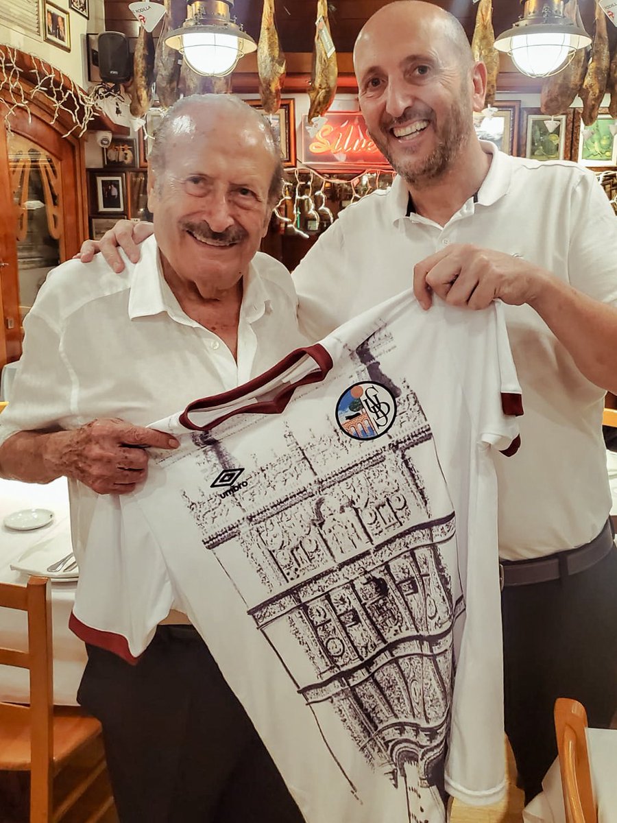 🕊️✨ 𝐔𝐧 𝐡𝐨𝐦𝐞𝐧𝐚𝐣𝐞 𝐝𝐞𝐬𝐝𝐞 𝐞𝐥 𝐜𝐨𝐫𝐚𝐳𝐨́𝐧 𝐝𝐞 𝐥𝐚 𝐔𝐧𝐢𝐨́𝐧 🤍🖤

Antes del inicio del encuentro de esta tarde, el Salamanca UDS rendirá un sentido homenaje a 𝐒𝐢𝐥𝐯𝐞𝐬𝐭𝐫𝐞 𝐒𝐚́𝐧𝐜𝐡𝐞𝐳 𝐒𝐢𝐞𝐫𝐫𝐚, empresario, amigo y colaborador histórico del club,