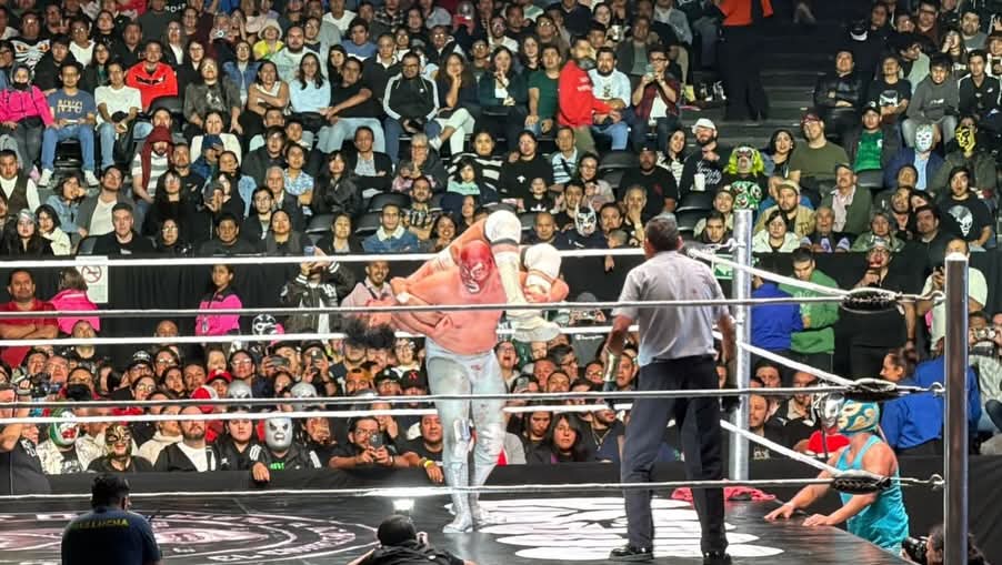LaTijeraLucha's tweet photo. Con la firma de la casa,la de “a caballo” #SantoJr se lleve la cabellera de #AngelBlancoJr, en medio de gritos divididos en el Palacio de los Deportes,en un combate donde ambos gladiadores sangrar0n y el timo se volvió cansino,buscando la gloria ambos estetas.
#latijeraluchalibre https://t.co/lqBS0vqoMC