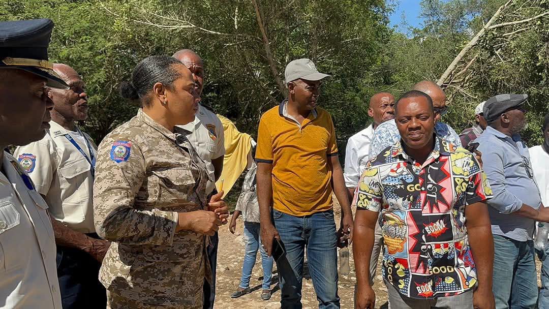 Accompagnée du délégué départemental du Sud-Est Jude Pierre-Michel Lafontant,la directrice départementale de la police a visité, ce samedi, la commune des Anse-à-Pitres. La commissaire Marjorie Belneau attend mettre plus de contrôle sur cette frontière en matière commerciale.