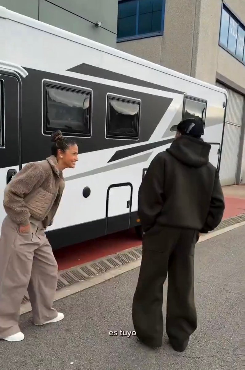 Raphinha's wife got him a motorhome to celebrate his birthday. 🎉