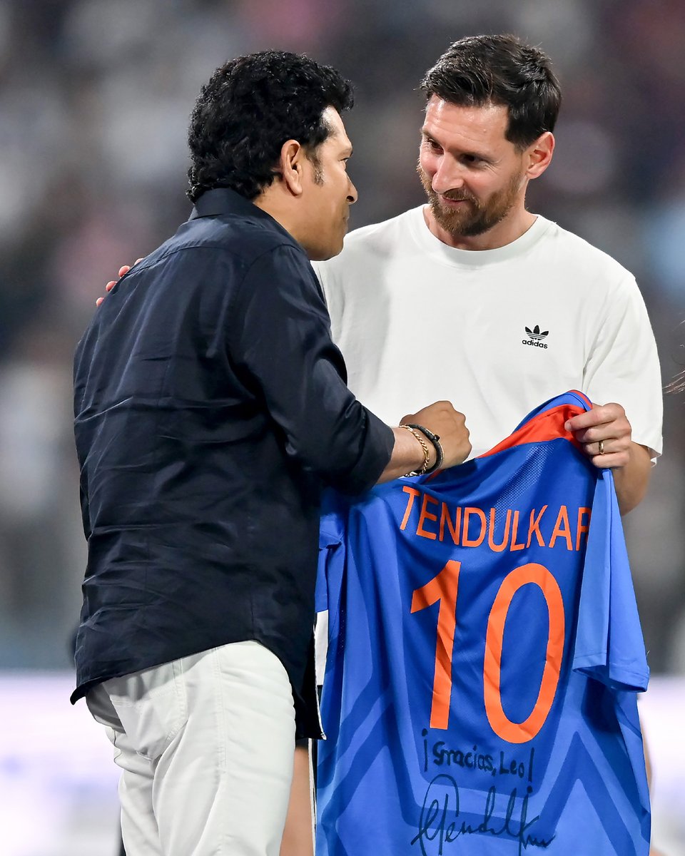 Two sporting gods together in Mumbai 🤩

Sachin Tendulkar gifts a signed shirt to Lionel Messi on his tour of India 🐐