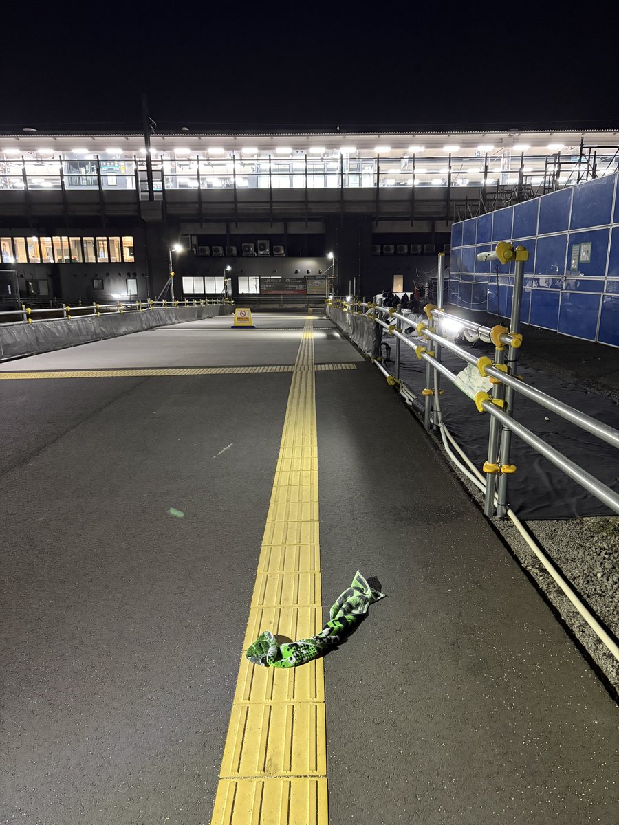 松山駅前にタクシーから降りたらジャングルのマフラータオル落ちてまし