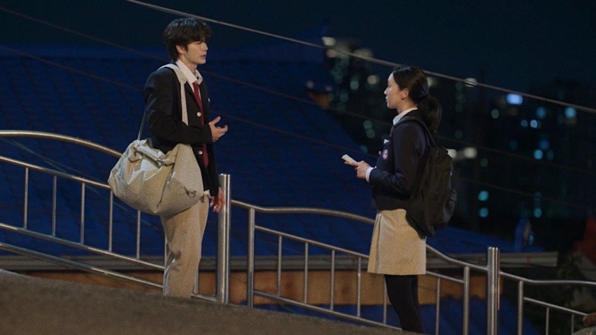 단막극 <첫사랑은 줄이어폰> 

안 친했고 그냥 지나칠수도 있었지만
한영서보다 영서를 더 믿어주고 꿈을 응원해준
기현하는 끝내 첫사랑으로 영서를 관통하였다..
그리고 첫사랑은 첫사랑으로만 남으며
각자 갈 길 간 현하영서 안녕🎶