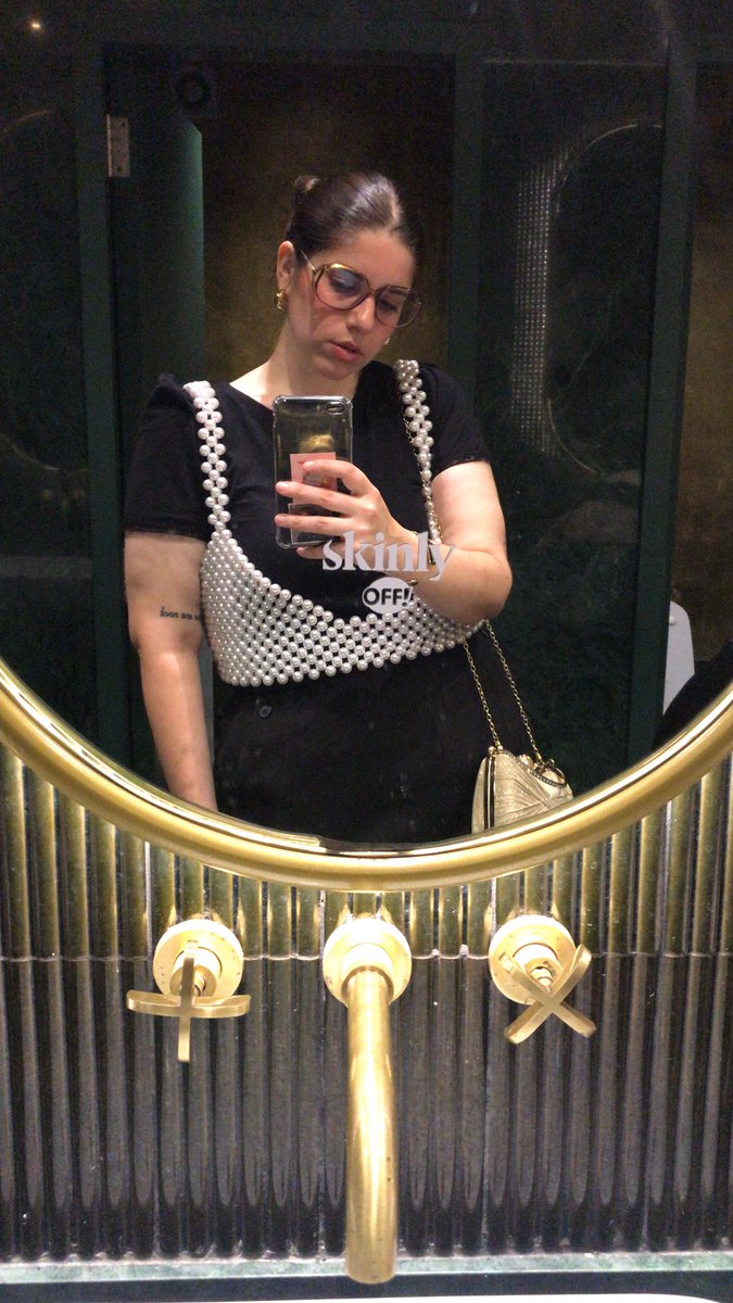 el viernes en la fiesta del trabajo estrene el top de perlas que me hice 💖✨