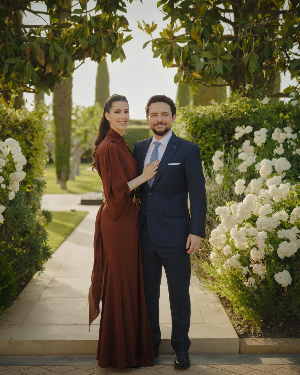 لقطة رومانسية تخطف القلوب.. شاهدي الأميرة رجوة إلى جانب الأمير الحسين في صورة جديدة ومجوهراتها تسرق الأضواء 