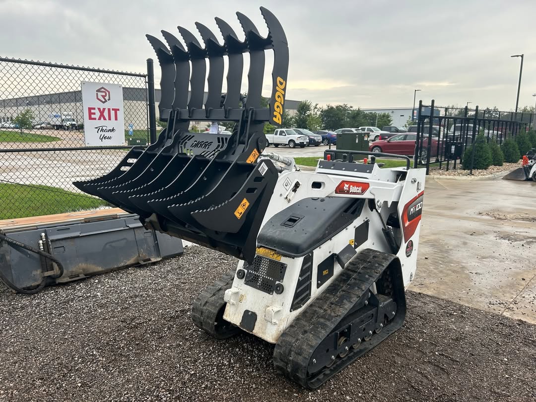 EandCmag's tweet image. Digga’s Grapple Rakes are designed for mini loaders and micro skid steers, making them ideal for moving bulky debris like logs or concrete in tight spaces.
#earthmovingequipment #earthmovingattachments #earthmoving