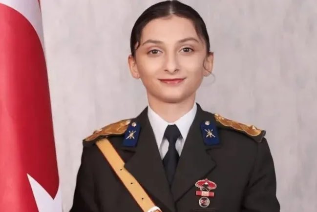 sokakkedisitv's tweet photo. 🔴  Ebru Teğmen'e Ünlü İş İnsanı Sahip Çıktı

• Kara Harp Okulu mezuniyet töreninin ardından kılıç çatıp “MUSTAFA KEMAL’in ASKERLERİYİZ” sloganı attıkları için ihraç edilen 3 teğmen, mahkeme süreci devam ederken Mansur Yavaş'ın talebi üzerine Ankara Büyükşehir Belediyesi'nde işbaşı yaptı. 

• Bugüne kadar kendisine gelen birçok iş teklifini reddeden dönem birincisi Ebru Eroğlu'nun ise ünlü iş insanı Tevfik Yamantürk'ün şirketi Güriş Holding'de görev yapmaya başladığı öğrenildi.