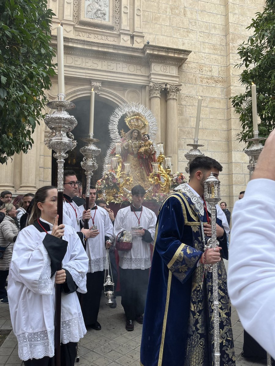 🔹 MARÍA, MADRE DE GRACIA🔹

Alégrese el cielo, goce la tierra,
retumbe el mar y cuanto lo llena;
vitoreen los campos y cuanto hay en ellos,
aclamen los árboles del bosque

📍Santuario del Perpetuo Socorro
🕗 16:30 h.

#VirgendelaGranada