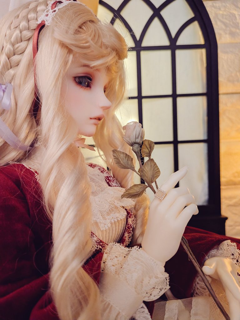 s_i_u_dolly's tweet image. 前撮りはしたけど、IDOLL東京75でお祝いにお花と指輪を貴婦人に贈りました。
白バラの蕾+2枚葉、3枚葉
　＆Ｅｍｉｎｇ（@and_eming ）様
オパールのシルバーリング（スクエア）
　R一工房（@r1koubou）様

指輪は右手人差し指一択。
彼女は権力者で次期領主なので。
※長文になるため割愛
#sd_f_75