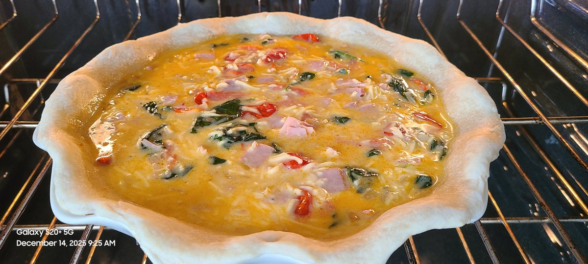 moffitcarla's tweet image. De momento vamos con esta quiche de masa quebrada casera que ya se está haciendo y promete ser deliciosa. 🔥🔥😋😋😋
#sundaybrunch #sundayvibes
#foodlover