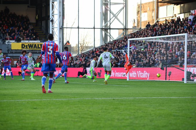 مانشستر سيتي اكتفى بأربع لمسات داخل منطقة الخصم في الشوط الأول، رابع أقل رقم له تحت قيادة بيب جوارديولا: 3 ضد ليفربول (ديسمبر 2016). 3 ضد مانشستر يونايتد (مارس 2020). 3 ضد أرسنال (سبتمبر 2025). 4 ضد كريستال بالاس (ديسمبر 2025) 