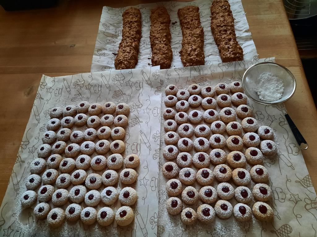 Weihnachtsbäckerei ist eröffnet!🎅 Husarenkrapferl u Nusszwieback!😊🎄✨