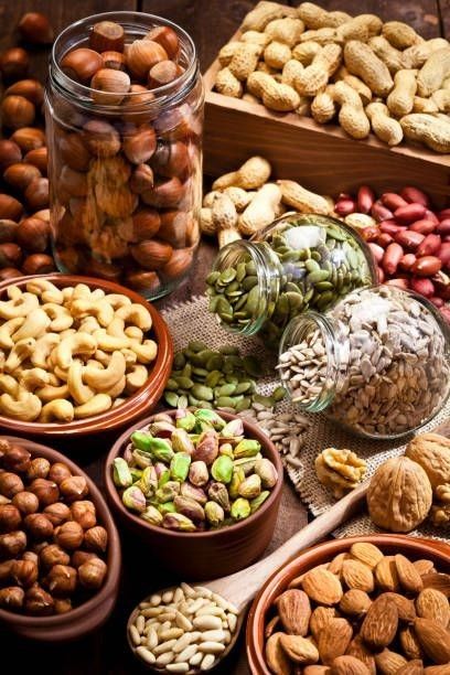 Los frutos secos y semillas contienen más micronutrientes que cualquier otro alimento.

Almendras: Vitamina E, magnesio, riboflavina (B2), cobre, manganeso, fósforo, biotina, fibra, grasas monoinsaturadas.

Anacardos: Cobre, magnesio, fósforo, zinc, hierro, vitamina K, vitamina