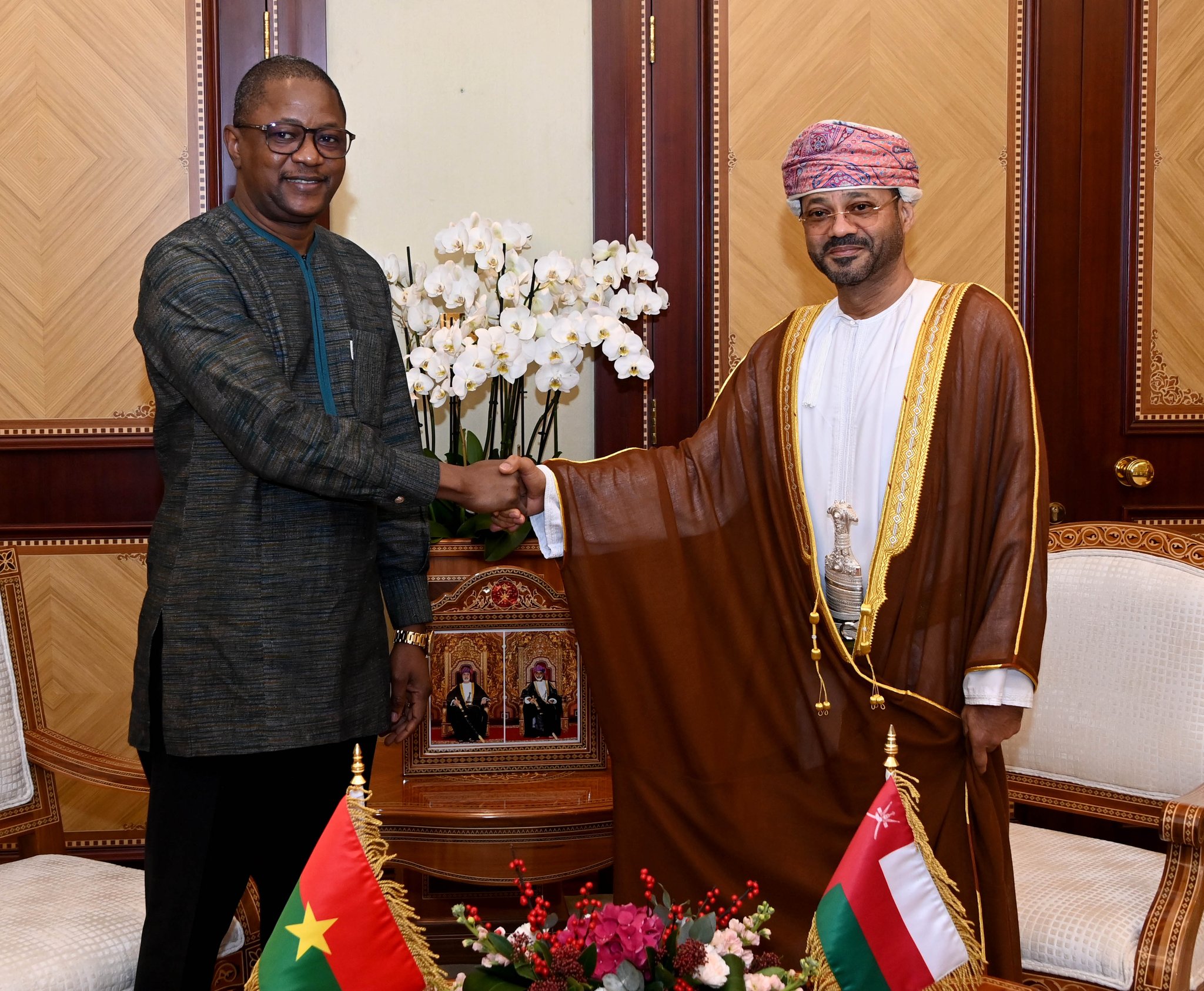 معالي السّيد وزير الخارجية ونظيره البوركيني يؤكّدان خلال لقائهما بـــ مسقط على أهمية تعزيز أواصر التعاون والتنسيق بين البلدين الصديقين في مختلف المجالات الدبلوماسية والسياسية والثقافية والاقتصادية والاستثمارية والتجارية، بالإضافة إلى تبادل وجهات النظر حول الأوضاع الإقليمية والدولية. #العُمانية 