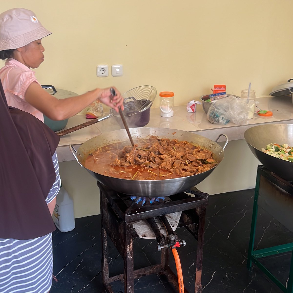 Hari ini tim HBI bersama warga Kampung Bayam, melakukan kegiatan masak bersama makanan siap saji seperti Rendang kering, Tempe, dan Abon Sapi untuk kami distribusikan ke 3 daerah.