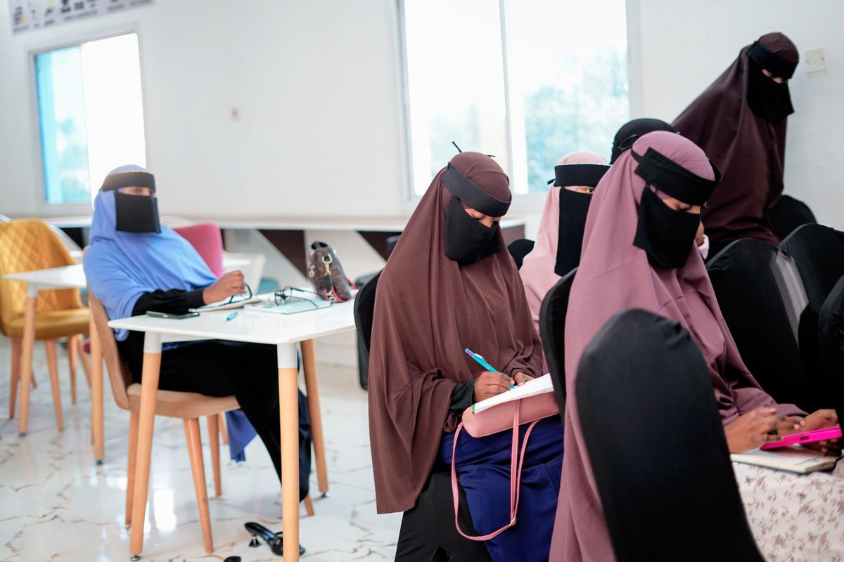 HanoEmployment's tweet photo. Maalinta 3aad ee tababarka Employability Skills &amp; CV Building
  ayaa si heer sare ah u qabsoomay. Ka qeybgalayaashu waxay barteen CV Building, Cover Letter, Interview Skills &amp; Personal Branding — xirfado si toos ah u kordhiya fursadaha shaqo 

#HanoEmploymentHub  #CVBuilding https://t.co/NJOOx2cEpT