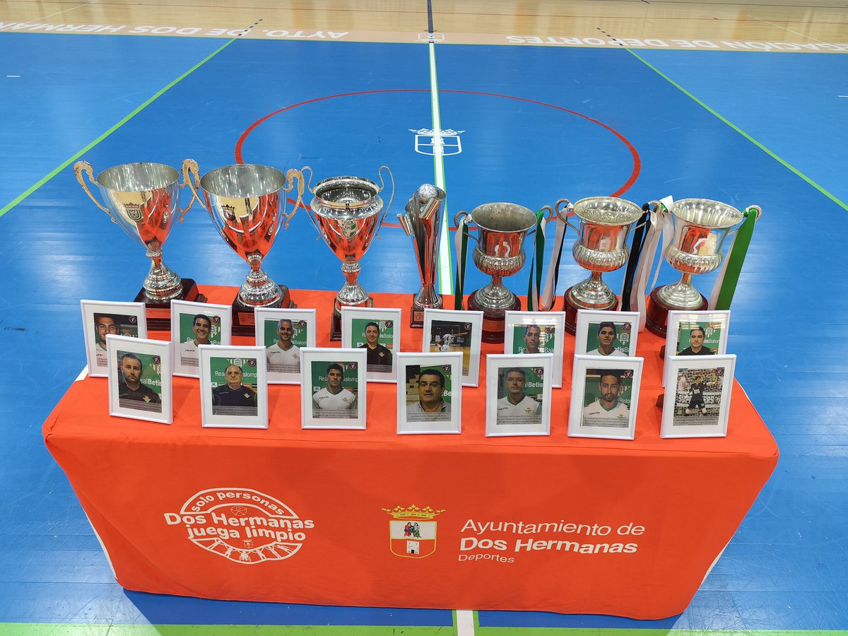 👏 Antes del partido, hemos realizado un homenaje y reconocimiento a jugadores y cuerpo técnico que ascendieron y compitieron por última vez a 2ª División como FS Nazareno.

¡Un placer y orgullo volver a veros a todos! 😍

Muchas gracias por vuestro compromiso con Dos Hermanas ❤️