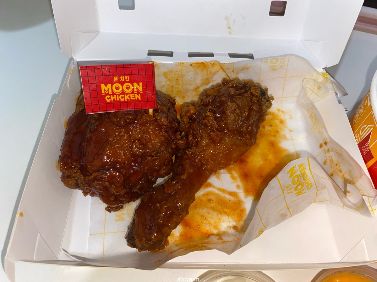 cvarm's tweet image. Siapa sih yang gatau Moon Chicken? Ini loh kayak yang ada di drama Korea, ini aku makan 2 ayam rasa Big Bang (saus pedas manis) ditambah Jumeokbab/주먹밥 (nasi ala Korea) terus dicocol cheese &amp;amp; garlic sauce, apalagi sambil nonton drakor, lengkap sudah kenikmatan duniawi ini 🥺🫰🏻