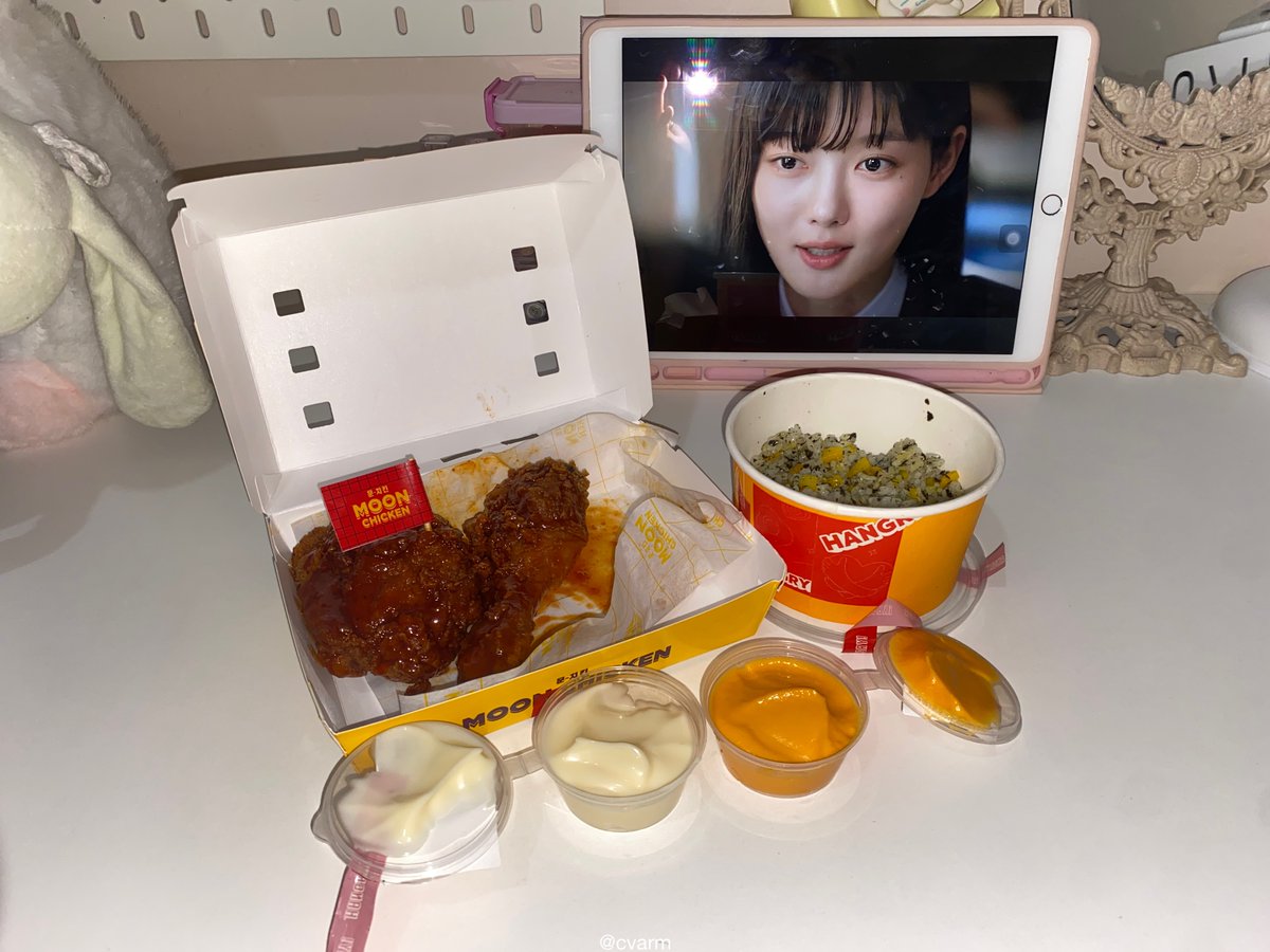 cvarm's tweet image. Siapa sih yang gatau Moon Chicken? Ini loh kayak yang ada di drama Korea, ini aku makan 2 ayam rasa Big Bang (saus pedas manis) ditambah Jumeokbab/주먹밥 (nasi ala Korea) terus dicocol cheese &amp;amp; garlic sauce, apalagi sambil nonton drakor, lengkap sudah kenikmatan duniawi ini 🥺🫰🏻