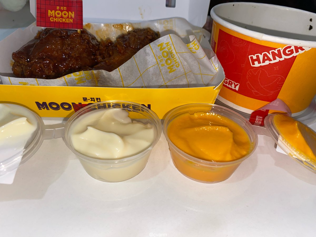 cvarm's tweet image. Siapa sih yang gatau Moon Chicken? Ini loh kayak yang ada di drama Korea, ini aku makan 2 ayam rasa Big Bang (saus pedas manis) ditambah Jumeokbab/주먹밥 (nasi ala Korea) terus dicocol cheese &amp;amp; garlic sauce, apalagi sambil nonton drakor, lengkap sudah kenikmatan duniawi ini 🥺🫰🏻