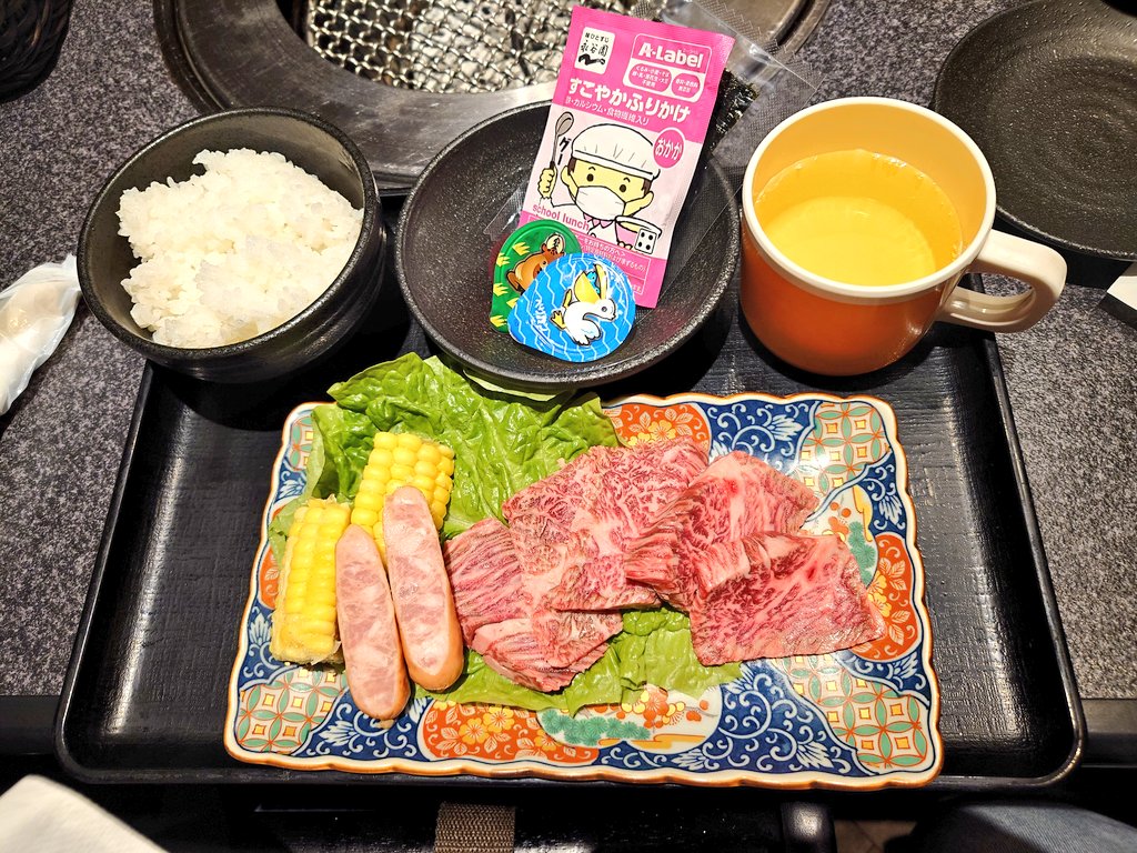 220508satsuki's tweet photo. ママの誕生日に名古屋の “じぃじ” から咲月へ新幹線リュックのプレゼントが🎁✨️

めちゃくちゃテンション上がって水筒やら色々入れて背負って、お出かけいきたーい🙌 というので、ヨーカドーへ(笑)

しっかり鉄活🚃🚄🚇️🚅👍️

夜は焼肉🔥
お子様セットをペロリ完食😋

#3歳児 #子鉄 #プラレール https://t.co/TOztTr4NRj