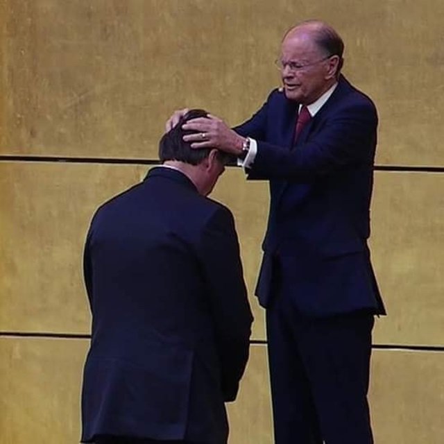 JosuePatriota's tweet photo. NÃO TEM NENHUM PASTOR DISPOSTO A CURAR AS DOENÇAS DO BOLSONARO? 🇧🇷😰 https://t.co/Mr9AvSpijj