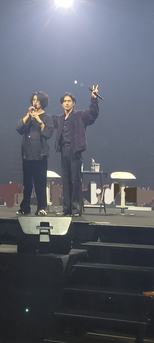 eighter_nao69's tweet photo. アフパ2人とも楽しそうで、こっちもテンション爆上がりでした！ 
撮影タイムでは慣れてないし左手でスマホ、右手でペンラ振り、画面見ず亮ちゃん凝視していたためブレブレで亮ちゃん移動中画面から消える事件も多々😅

幸せ時間をありがとうございました！
 #エヌエー
 #錦戸亮
 #赤西仁 https://t.co/QRuQmoc7ls