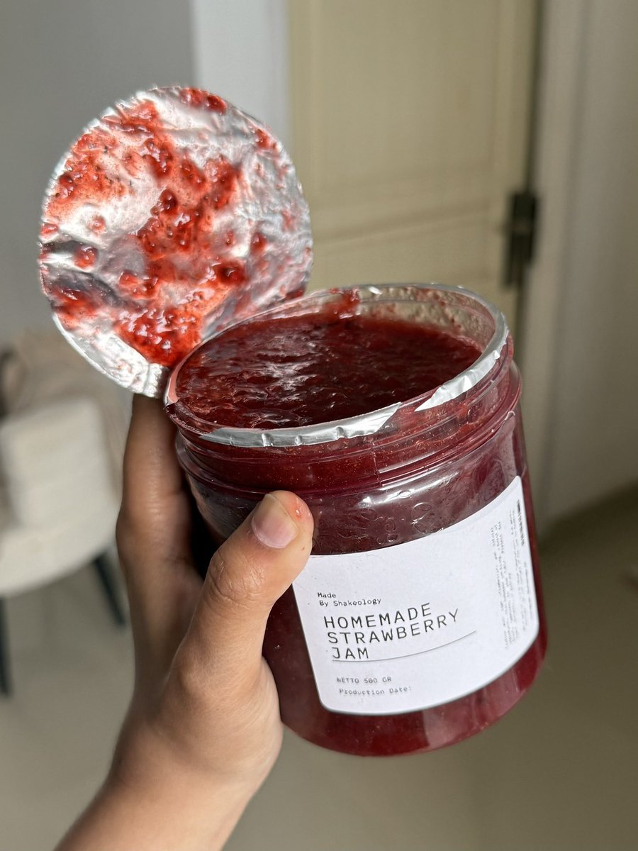 amaliyakusumaa's tweet image. REAL, IN THIS ECONOMY... i found strawberry jam homemade only 35k, worth it pol, proud UMKM💯