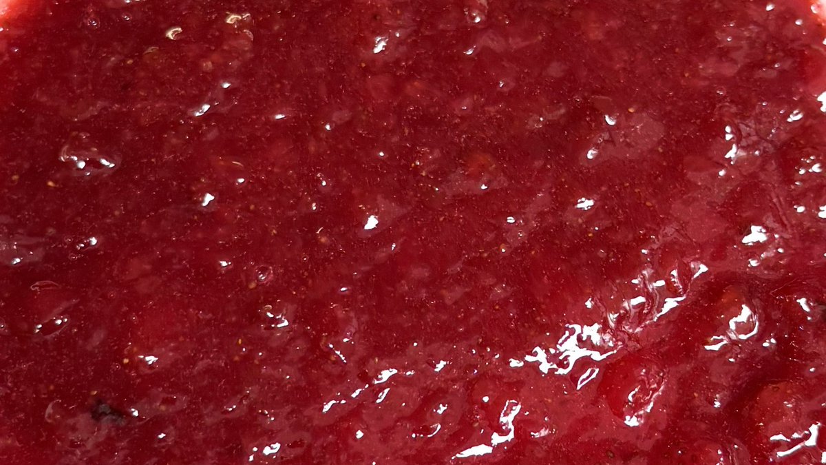 amaliyakusumaa's tweet image. REAL, IN THIS ECONOMY... i found strawberry jam homemade only 35k, worth it pol, proud UMKM💯