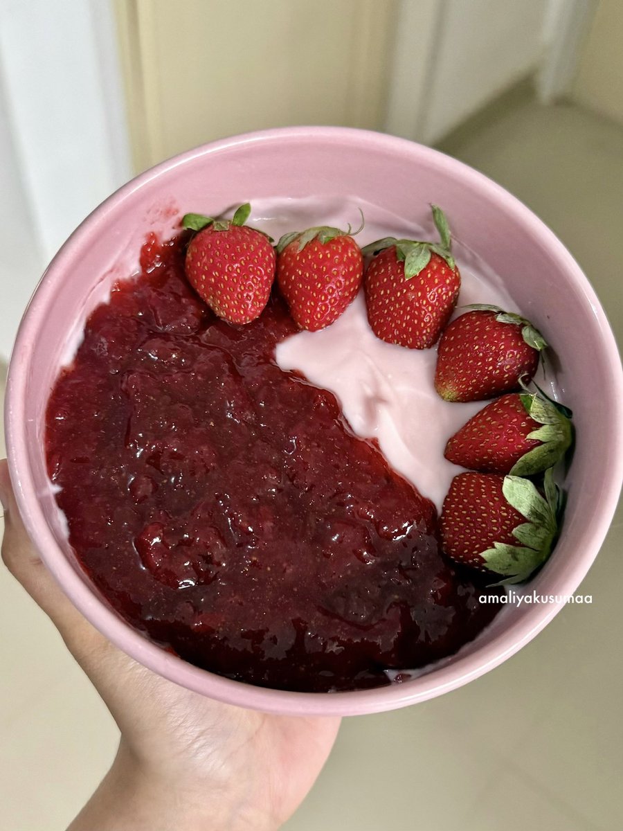 REAL, IN THIS ECONOMY... i found strawberry jam homemade only 35k, worth it pol, proud UMKM💯