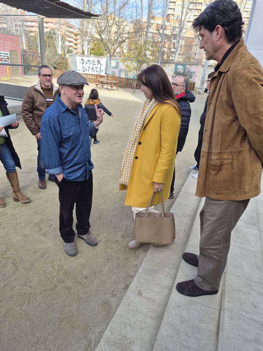 LauraBorras's tweet image. “Aquells que no poden recordar el passat estan condemnats a repetir-lo“,
George Santayana

Hi ha visites imprescindibles per entendre el que hem viscut i, sobretot, per impedir que torni a succeir.
Ahir vam visitar el refugi del que va ser hospital de referència per a la…