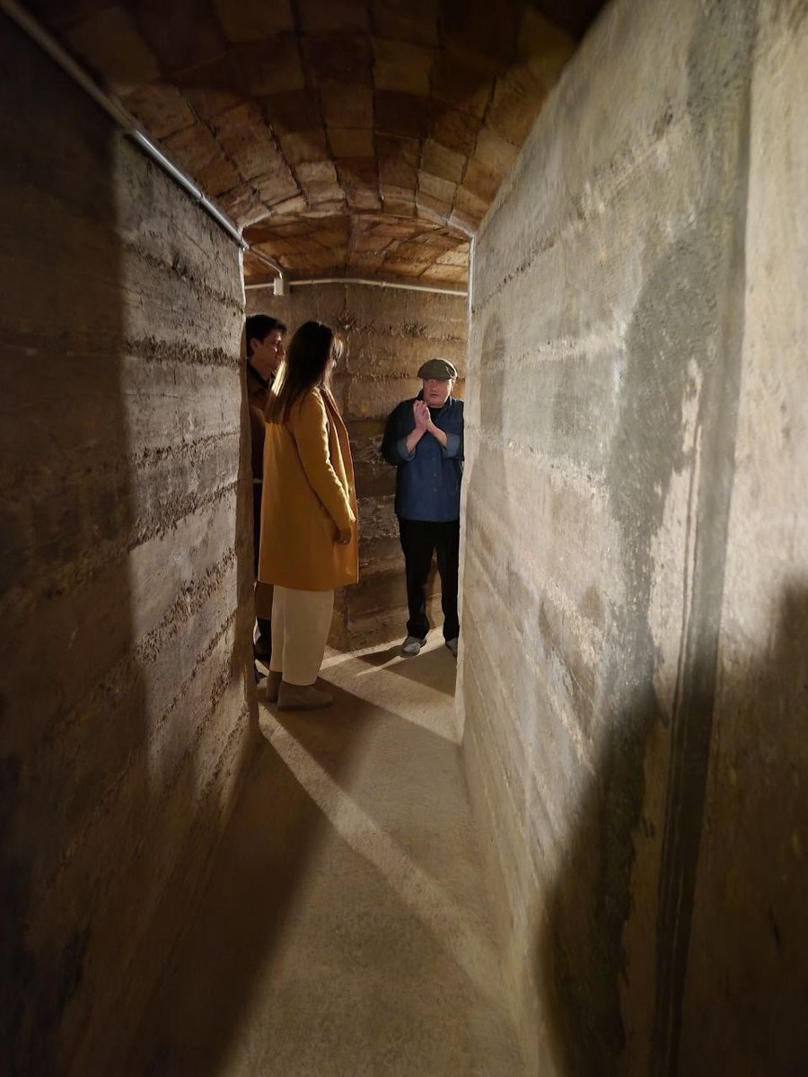 LauraBorras's tweet image. “Aquells que no poden recordar el passat estan condemnats a repetir-lo“,
George Santayana

Hi ha visites imprescindibles per entendre el que hem viscut i, sobretot, per impedir que torni a succeir.
Ahir vam visitar el refugi del que va ser hospital de referència per a la…