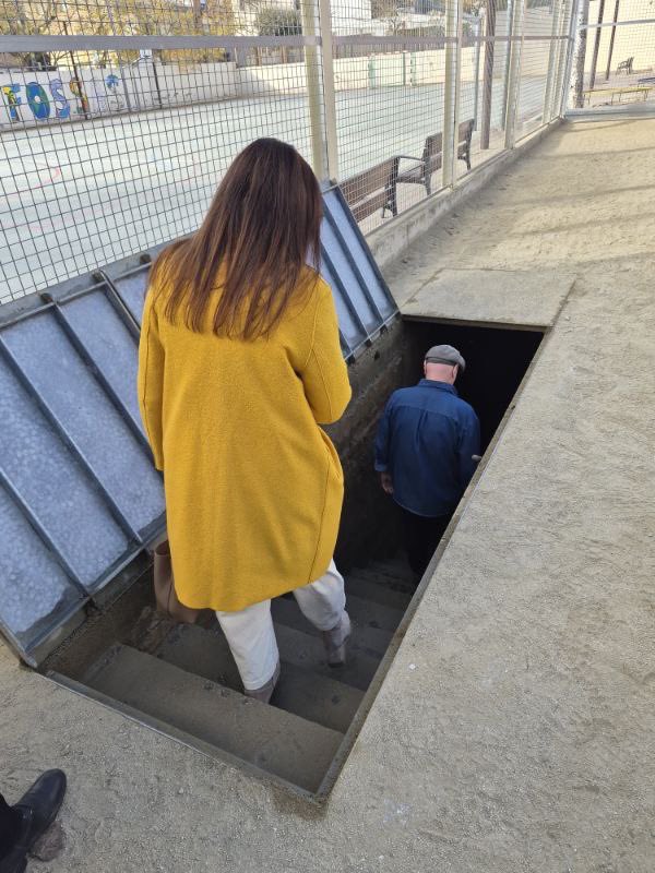 LauraBorras's tweet image. “Aquells que no poden recordar el passat estan condemnats a repetir-lo“,
George Santayana

Hi ha visites imprescindibles per entendre el que hem viscut i, sobretot, per impedir que torni a succeir.
Ahir vam visitar el refugi del que va ser hospital de referència per a la…