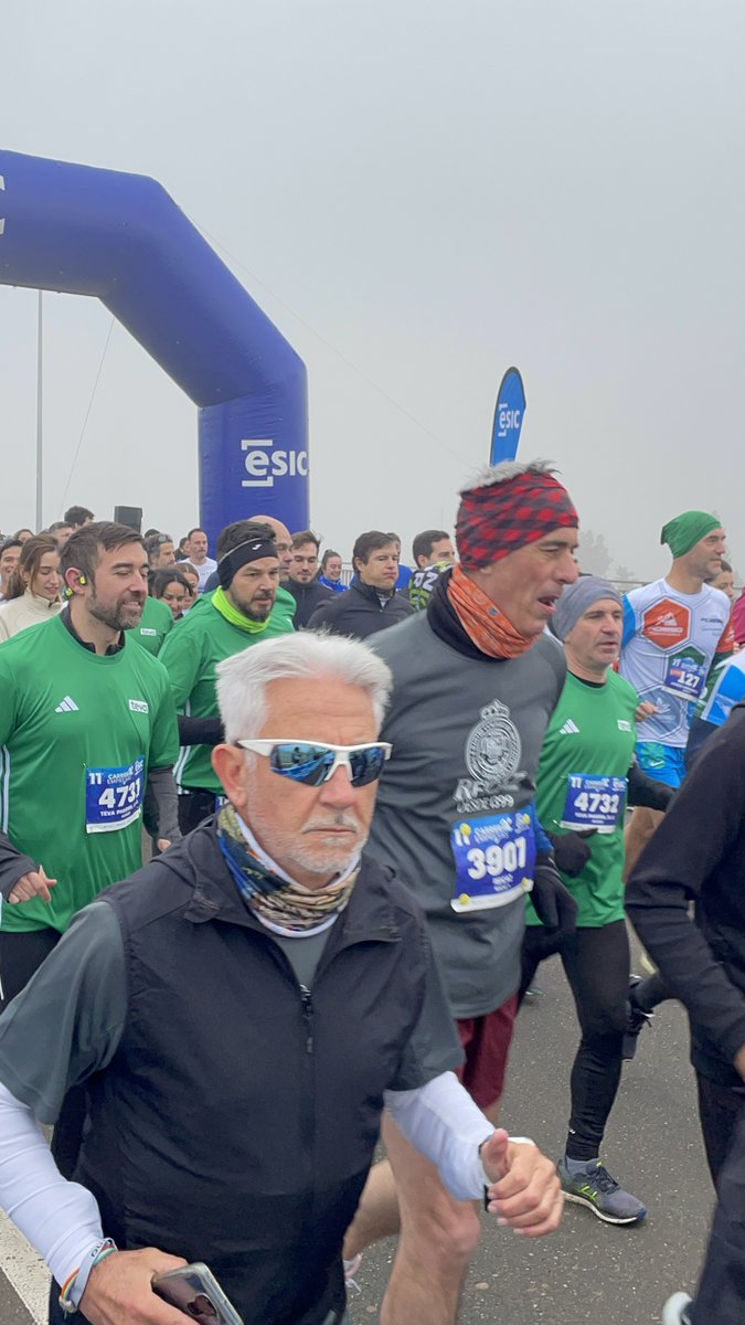 eREICAZ's tweet photo. 🏃Buen ambiente en la XI Carrera de Empresas ESIC en la que @ereicaz ha participado con cinco equipos. 

👏👏Enhorabuena a todos los que han desafiado a una mañana de niebla en Zaragoza 
#carreraempresasESIC @esiczaragoza https://t.co/36zRDw1euA