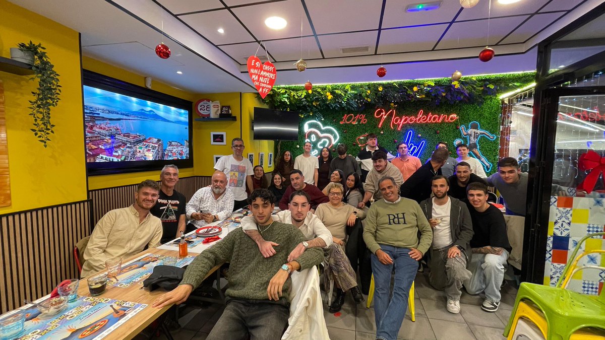 Anoche celebramos la tradicional Cena de Navidad. Brindamos por otro año lleno de Baloncesto 🏀 y por que la familia 'melillera' siga creciendo 🖤💛🎄✨️🎁