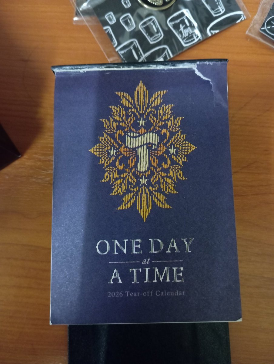 Ainanadi's tweet photo. Pakcik @itsteme nak tanya. Macam mana cara nak letak calendar nih? Dari tadi terguling tak bangun2😔 https://t.co/7HZ3MK9ezD