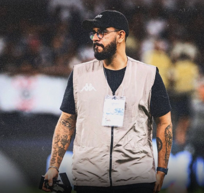 liberta___depre's tweet photo. Fotógrafo e produtor de vídeos que captou o toque de mão de Memphis Depay no gol marcado pelo Corinthians no primeiro jogo contra o Cruzeiro, Cristiano Sevieri, fica sem credencial para o duelo da volta da semifinal da Copa do Brasil, na Neo Química Arena, em São Paulo, neste domingo (14/12).

Sevieri lamentou a situação e as acusações que sofreu: “Fizeram a festa com meu nome. Fui até acusado de manipular com IA a verdadeira imagem. Daquele mesmo ângulo que já estive em diversos jogos e competições. Loucura! Agora, estou sem credencial para o jogo na Neo Química Arena." - disse o fotógrafo.

Via: @sitenoataque 

📷Divulgação