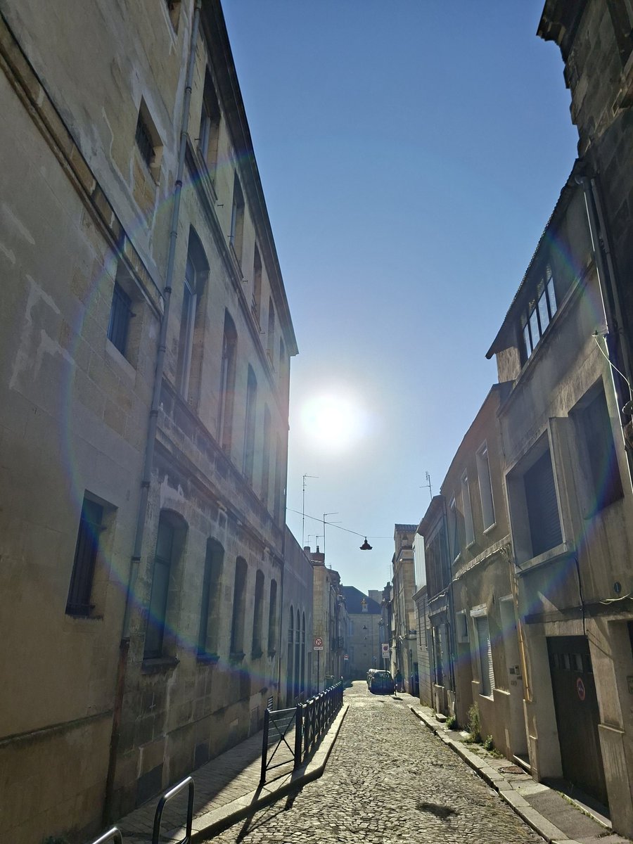 Thoughts on a quality day in Bordeaux:
Match: Toughest assignment, European champions away. #Scarlets battled away for elusive bonus point try, the only realistic prize.
Stade Chaban-Delmas: 32,000 crowd. Gloriously intimidating. Band striking up randomly. They do it well.